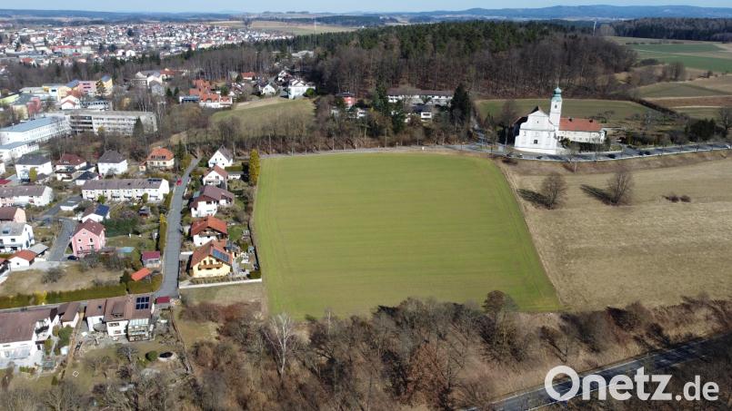 Bäume, Wiese und Wohnbebauung prägt derzeit das Gebiet zwischen Felixkirche und ehemaligen Krankenhaus. Ein Investor will auf dem über 22 000 Quadratmeter großen Areal des ehemaligen Krankenhauses 45 Wohnungen und zwei Gewerbeeinheiten bauen. Bild: Gustl Beer