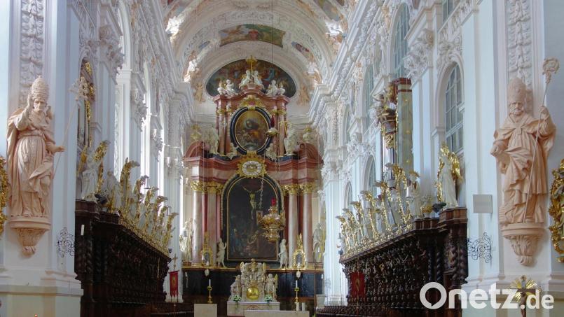 In der Basilika Waldsassen (Bild) können die Plätze nunmehr frei gewählt werden, außerdem gibt es keine Personenbegrenzungen. Wenn Abstände eingehalten werden können – etwa bei Werktagsgottesdiensten – darf die Maske am Platz abgenommen werden. Bild: Johannes Röttges/exb