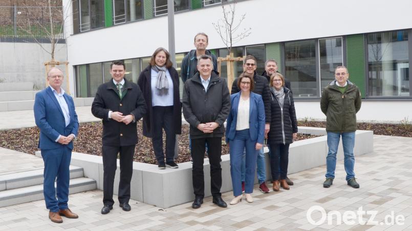 Landrat Thomas Ebeling (zweiter von links) überzeugte sich zusammen mit den Schulleitungen von Berufsschule, FOSBOS und Wirtschaftsschule sowie dem Planungs- und Bauleitungsteam von der Gestaltung des Pausenhofs. Bild: Marcus Trepesch/exb
