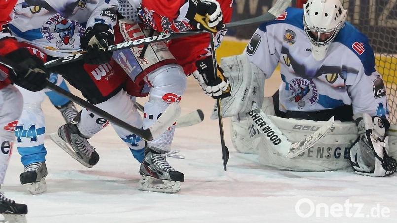 2011 bis 2017 hielt Torwart Daniel Huber (im Spiel gegen Peiting) den Kasten der „Blue Devils“ sauber. 2016 war er an der Aufdeckung krumme Geschäfte eines Sponsors beteiligt. Inzwischen ist der 36-jährige im Eishockey-Ruhestand und arbeitet wieder als Bankkaufmann. Archivbild: Sebastian Jahn