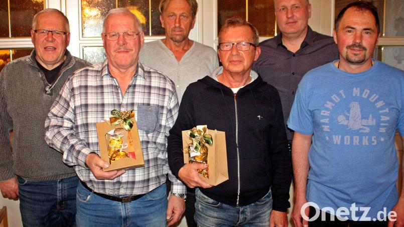 Der scheidende Präsident Rainer Klein und sein Nachfolger Stefan Heimerl sowie die sportlichen Leiter Roy Karchs, und Fritz Ratzinger. (hinten, von links) gratulieren Siegfried Klein und Franz Hausner (vorne, von links), den neuen Ehrenmitgliedern der Altherren-Mannschaft des VfB Rothenstadt. Bild: R. Kreuzer