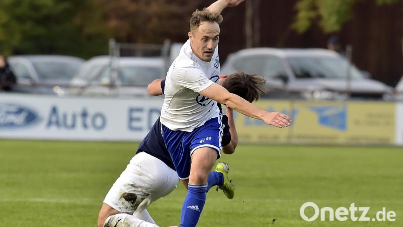 Achtung Strauchelgefahr: Der SV 08 Auerbach um Spielertrainer Michael Keil (vorne) hat gegen den FC Neukirchen noch nie gewinnen können. Archivbild: Hubert Ziegler
