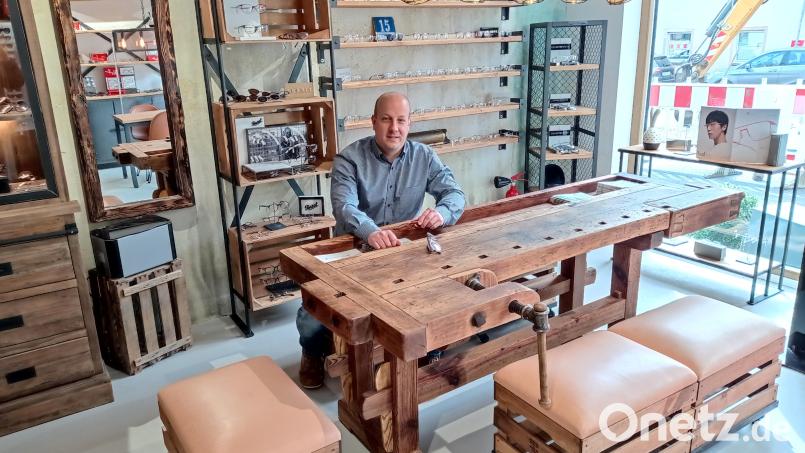 Optikermeister Florian Wagner in seinem neuen Geschäft im Markt - ein Leuchtturmprojekt, wie Bürgermeisterin Margit Bayer lobt. Im Neubau hat der Unternehmer viele Unikate aus längst vergangenen Zeiten eingearbeitet. Bild: fpoz