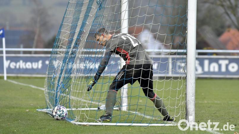Keine allzu guten Erinnerungen hat Ensdorfs Torhüter Daniel Fröhlich an das Hinspiel gegen den 1. FC Schlicht. Damals musste er den Ball sechs Mal aus dem Netz holen. Archivbild: Hubert Ziegler