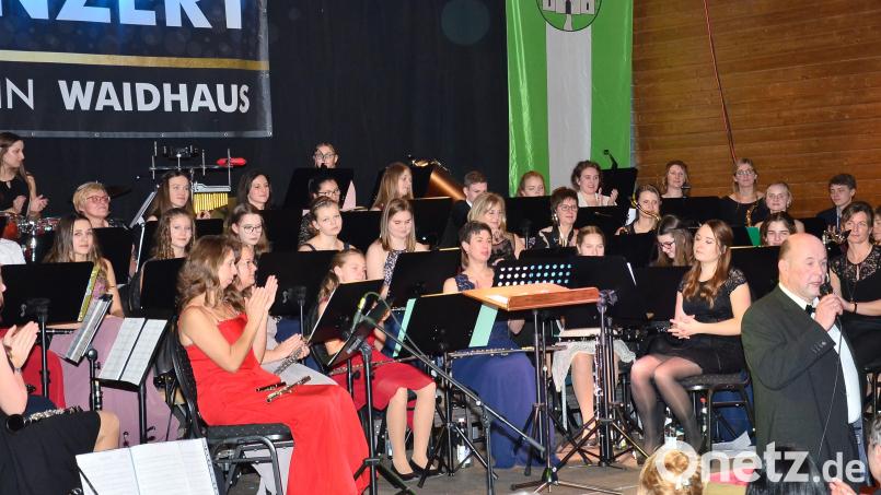 Unter der Gesamtleitung von Dirigent Hermann Mack (rechts) startet das große Vereinsorchester Waidhaus seine öffentlichen Auftritte mit einem Benefizkonzert für die Ukraine. Archivbild: fjo