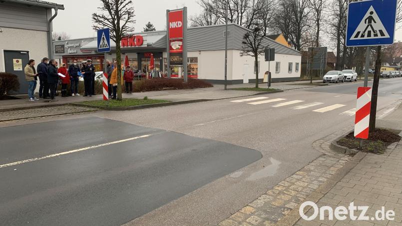 Der Fußgängerüberweg in der Waidhauser Straße erhält im Wartebereich der Fußgänger eine zusätzliche Beleuchtung. Bild: ck