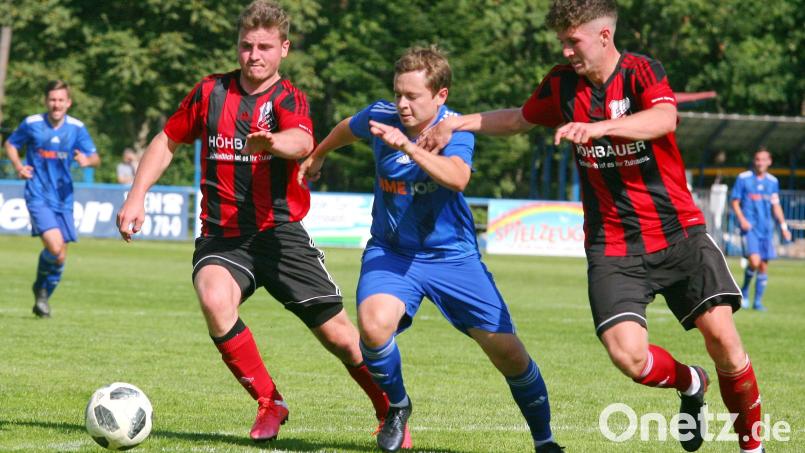 Das Bezirksliga Derby zwischen dem SC Luhe-Wildenau und SV Etzenricht ist immer auch eine Prestigeangelegenheit. Im September 2021 trennten sich die Kontrahenten mit einem 0:0. In dieser Szene versucht der Etzenricht Klaus Moucha (Mitte) zu enteilen. Bild: Walberer