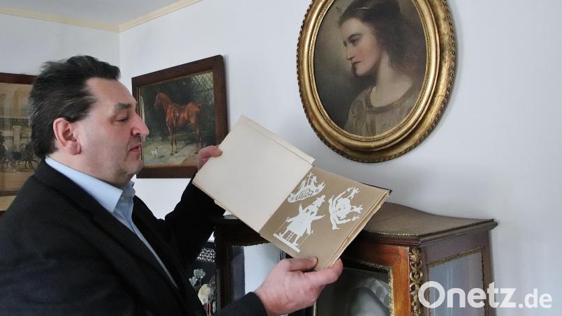 Martin Irl, der in Schwarzenfeld ein Holnstein-Archiv aufgebaut hat, präsentiert ein Album, in dem sich Scherenschnitte aus der Hand des berühmten dänischen Märchendichters Hans Christian Andersen befinden. Es stammt aus dem Nachlass einer Gräfin aus der Familie von Holnstein. Bild: Thomas Dobler