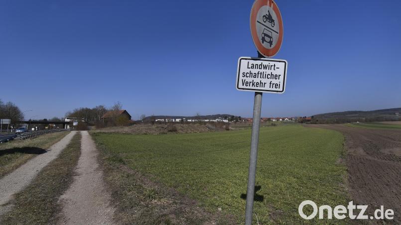 Die Ackerfläche im Kreuzungsbereich der Bundesstraße 85 und der AM30 an den Franzosenäckern soll attraktiver Standort für ein Porsche-Autohaus werden. Bild: Petra Hartl