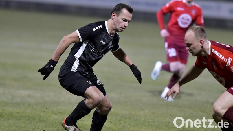 Nach dem Spielausfall vergangenes Wochenende sind die Gebenbacher um Timo Kohler (links) diesmal beim 1. FC Sand gefordert. Archivbild: Hubert Ziegler
