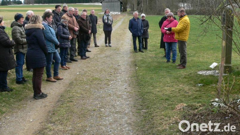 Diakon Ulrich Wabra, Angelika Vogl und Obmann Michael Rahm (von links) sprachen an den Kreuzwegstationen die Gebete. Bild: nid
