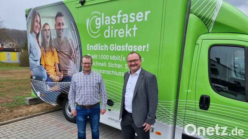 1. Bürgermeister Uwe König und Markus Jobst, Glasfaser Direkt Geschäftsleiter Süd, im Lot beim Ausbau von Glasfaser im Markt Freihung Bild: Alexandra Sitter/exb
