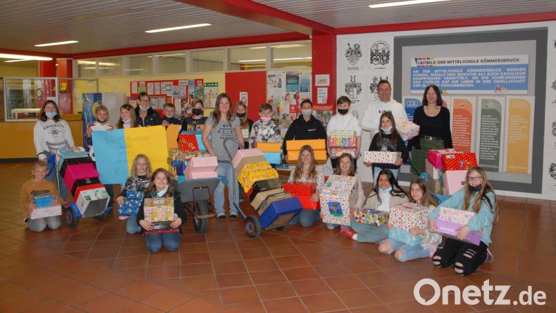 Die Tragödie der Flüchtlinge aus der Ukraine lässt die Schüler der Mittelschule Kümmersbruck nicht kalt. Sie starteten eine Hilfsaktion. Dieses Engagement unterstützen (links, hintere Reihe) Lehrerin Felicitas Berger, Konrektor Markus Gleißner und Lehrerin Gabi Grüner-Kreilinger. Bild: pop
