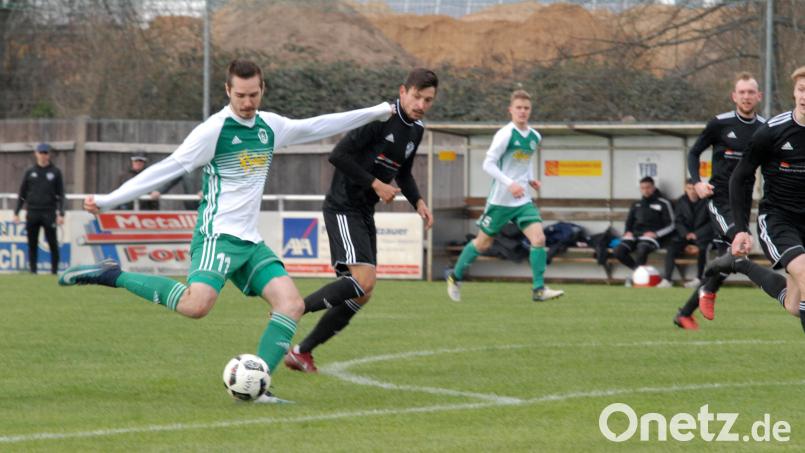 Marco Kießling (links) brachte den SV Mitterteich per Foulelfmeter in Führung. Am Ende mussten sich die Stiftländer beim SC Großschwarzenlohe mit einem 1:1 begnügen. Archivbild: Gebert