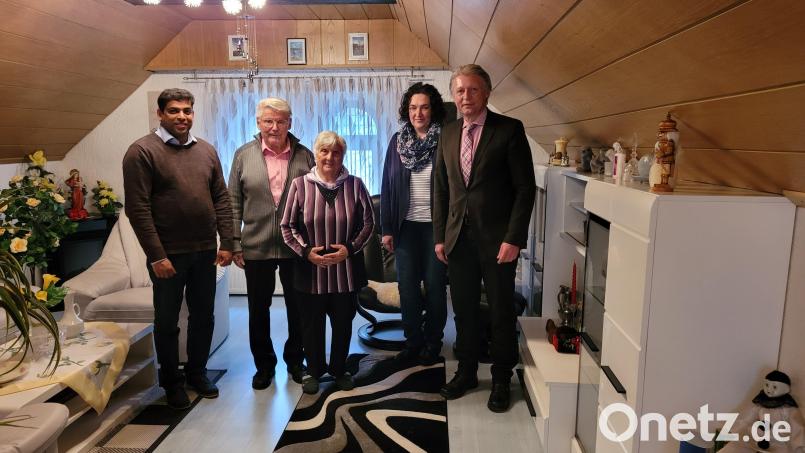 Zum 85. Geburtstag gratulierten der Jubilarin Irene Mayer (Mitte) mit ihrem Mann Eduard Mayer (Zweiter von links) für die katholische Pfarrei Pater John (links), von der Frauen-Union Plößberg Tina Zeitler (Zweite von rechts) und für die Marktgemeinde Plößberg der Bürgermeister Lothar Müller. Bild: flt