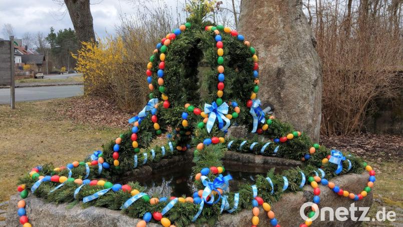 Wegen Corona hat die Frauen-Union bei der Aufstellung des Osterbrunnens auf die Teilnahme der Familien verzichtet. Bild: bk