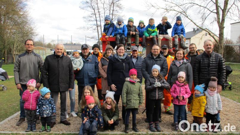Der Spielplatz Birkenbühl ist eröffnet, bei der offiziellen Übergabe nahmen ihn die Kinder gleich in Beschlag. Im Bild (Mitte, stehend) die beiden Geistlichen Pfarrerin Kathrin Spies und Pfarrer Markus Bruckner sowie Bürgermeister Günter Kopp (rechts), Gemeinderäte, Bauhofmitarbeiter, Vertreter des Montagsteams, Eltern und Kinder. Bild: Gemeinde Kulmain/exb