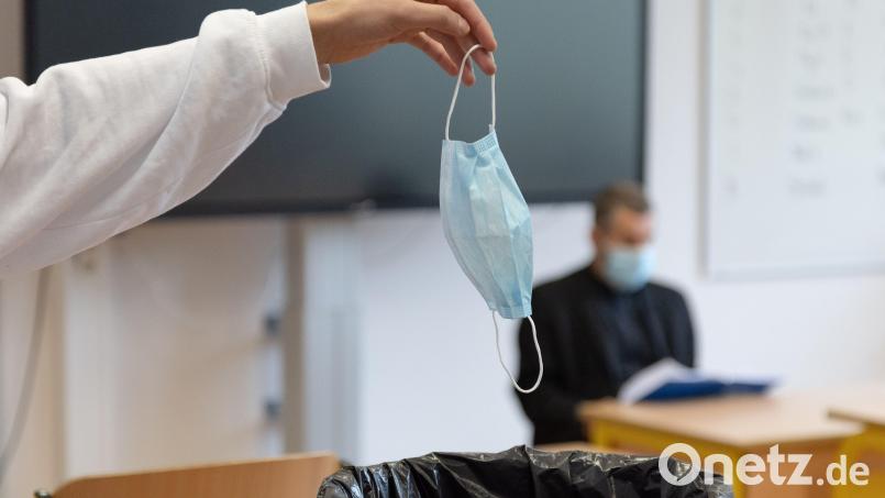 Vorerst sind Masken im Unterricht nicht mehr Pflicht. Bisher bescherte der Mund-Nase-Schutz in Schulen aber viel Kopfzerbrechen, wenn sich Kinder und Eltern hartnäckig dagegen gewehrt haben. Symbolbild: Friso Gentsch/dpa