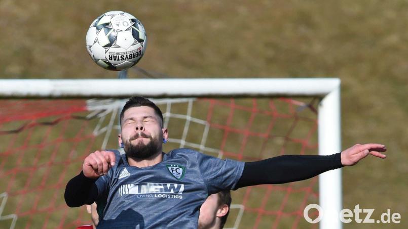 Augen zu und durch: Der FC OVI7Teunz und Fabian Frank (vorne im Bild) wollen gegen den SV Raigering für ein Erfolgserlebnis sorgen. Bild: exb