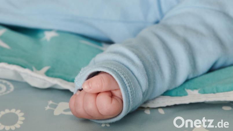 Ein Baby hat seine Hand zu einer kleinen Faust geballt. Bei Donum Vitae gibt es die Möglichkeit einer anonymen oder vertraulichen Geburt. Bild: Annette Riedl