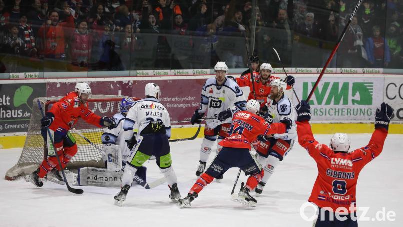 Die Hannover Indians jubeln nach dem 2:0 im zweiten Play-off-Match gegen die Blue Devils Weiden. Am Ende gewann Hannover mit 5:3. Die Blue Devils liegen damit in der &quot;Best-of-5&quot;-Serie mit 0:2 hinten. Bild: Florian Petrow