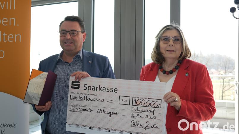 Die Vorsitzende des Hospizvereins Schwandorf, Gisela Pöhler (rechts), überreichte an den Regionalvorstand der Johanniter-Unfallhilfe, Martin Steinkirchner (links), einen Scheck über 100 000 Euro zum eines Hospiz-Gebäudes in Schwandorf Bild: Hirsch