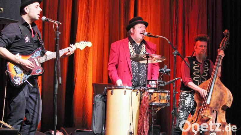 Dr. Will (Mitte) lockt zahlreiche Besucher zum Abschluss der aktuellen "Klein und Kunst"-Reihe. Bild: stg