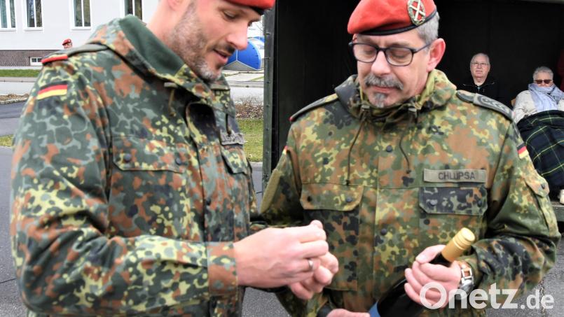 Der Kommandeur des Artilleriebataillons 131, Oberstleutnant Thorsten Wallschus übergibt Oberstabsfeldwebel Chulpsa den Coin des „Freundeskreis der Artillerietruppe“. Bild: Mario Hönig/exb