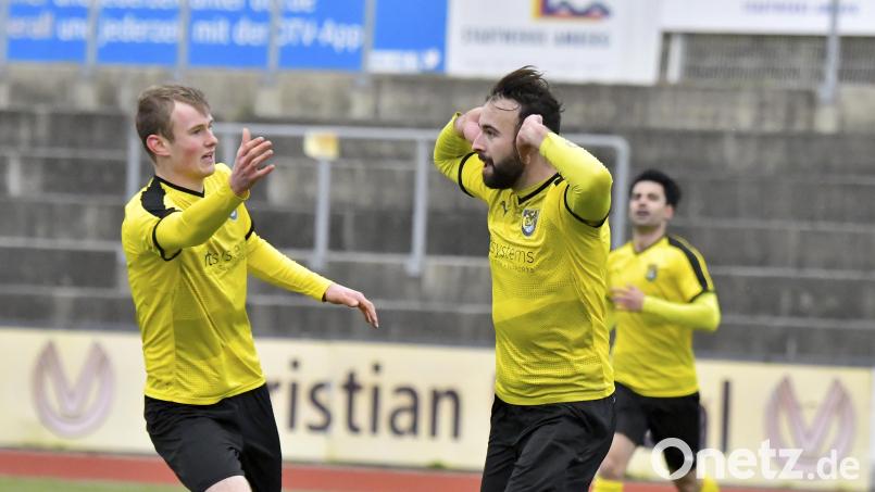 Dennis Kramer (rechts) bejubelt seinen zweiten Treffer zum 2:0-Heimsieg des FC Amberg. Sein Mannschaftskollege Lukas Heinrich (links) ist erster Gratulant. Bild: Hubert Ziegler