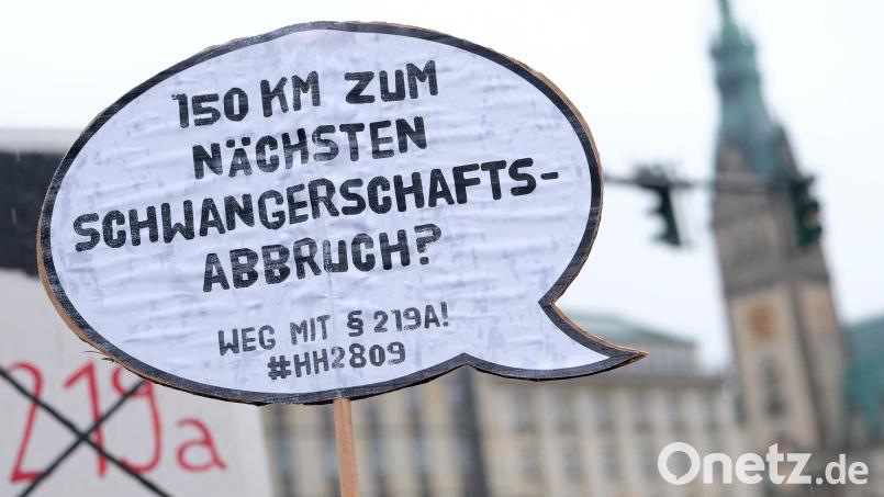 Zwei Oberpfälzer Ärzte bieten Schwangerschaftsabbrüche an: Ob das ausreicht, darüber lässt sich streiten. Bild: Daniel Bockwoldt/dpa