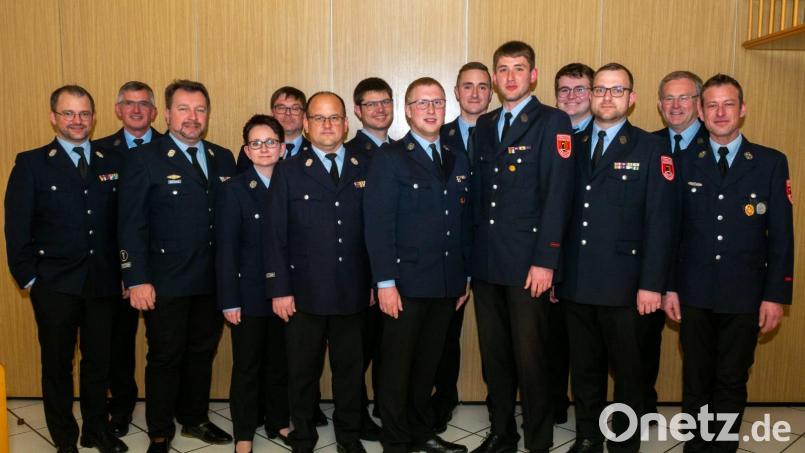 Die neue Vorstandschaft der Feuerwehr (von links): Martin Plank, Peter Böhm, Daniel Stahl, Julia Schleicher, Manuel Büttner, Markus Plank, Markus Schleicher, Tobias Dittrich, Florian Setzer, Lukas Böhm, Martin Tröppl, Patrick Avemaria, Manfred Tröppl und Sebastian Hiltner. Bild: Jakob Böhm/exb