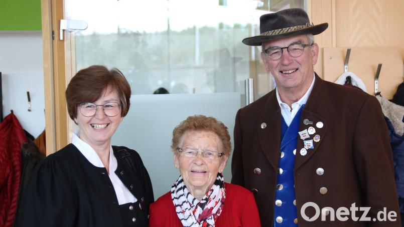Zenta Bauer (Mitte) aus Hirschau feiert 85. Geburtstag. Von Kindesbeinen an ist sie Mitglied beim Heimat- und Trachtenverein. Ex-Vorsitzender Franz Dolles (rechts) und seine Frau Martina (links) überbringen die Trachtler-Glückwünsche. Bild: u
