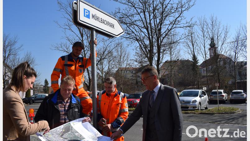 Für die Parkanlagen rund um die Tirschenreuther Innenstadt und deren Parkplätze gibt es neue Schilder. Dabei wurde das ganze Beschilderungssystem überarbeitet und überflüssige Schilder abmontiert. Bild: szl