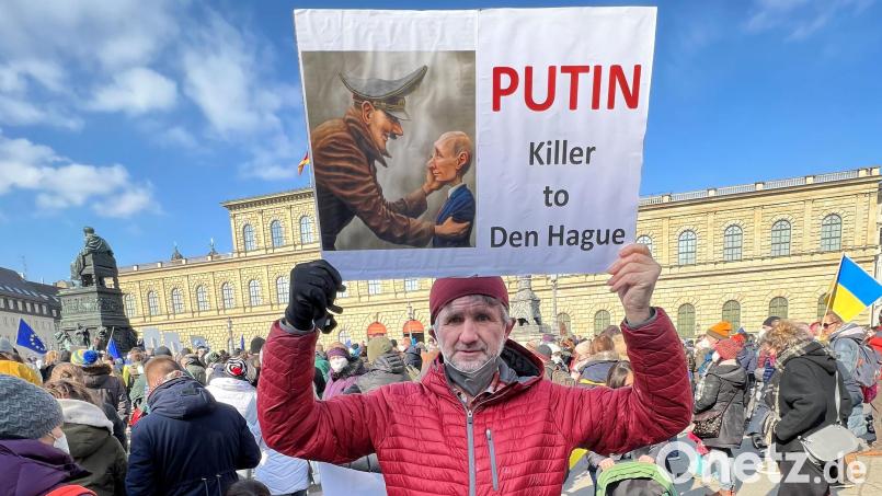 Bei einer Demo in München hat Heinrich Berr hat seinem Unmut über Putin in einem klaren Statement Luft gemacht. Bild: Eugen Heller/exb