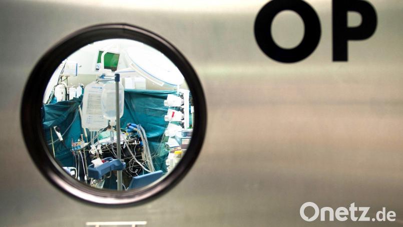 Blick in einer Klinik durch das Fenster von einem Operationssaal. Bild: Maurizio Gambarini/dpa