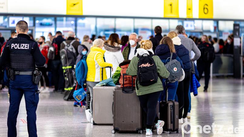 Eine Maske müssen Reisende an den meisten großen Airports nicht mehr verpflichtend tragen – doch sie wird von den Flughäfen angeraten. Symbolbild: Moritz Frankenberg