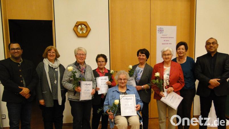 Die geehrten Mitglieder des Frauenbunds Schlicht werden auch mit Rosen bedacht (stehend, von links): Stadtpfarrer Pater Robin Xavier, Bezirksvorsitzende Margarete Hirsch, Rosa Streit, Meta Specht, Theresia Rösch, Agnes Heldmann, Sprecherin Maria Hefner und Präses Pater Jimmy Joseph; sitzend das neue Ehrenmitglied Rosalinde Zahn. Bild: ct