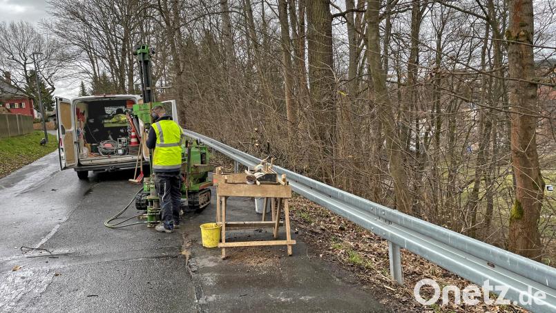 Arbeiter eines Ingenieurbüros aus Bayreuth waren am Donnerstag dabei, am Von-Cramm-Weg in die Tiefe zu bohren. Bild: fphs
