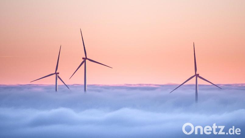 Vom Tännesberger Schlossberg aus sind einige Windräder, die im Landkreis Schwandorf stehen, zu sehen. Hier etwa die Windkraftanlagen bei Pamsendorf, die die tiefliegende Wolkendecke durchbrechen. Bild: Armin Rösch/exb
