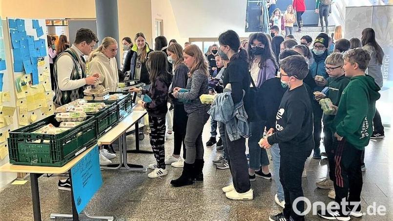 Die Eier in den ukrainischen Nationalfarben fanden bei der Benefizaktion reißenden Absatz. Bild: lg