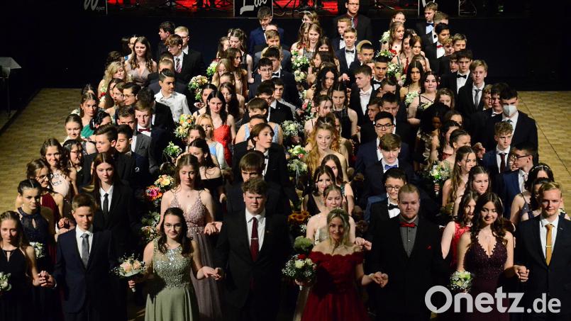 Alle hatten sich in Schale geworfen: Abschlussball der weiterführenden Weidener Schulen in der Max-Reger-Halle. Bild: Kunz