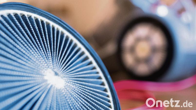 Staubsauger mit einem HEPA-Filter haben den Vorteil, dass sie Staubpartikel und Pollen fast komplett zurückhalten – anstatt sie mit der Abluft des Gerätes wieder auszupusten. Bild:  Franziska Gabbert/dpa