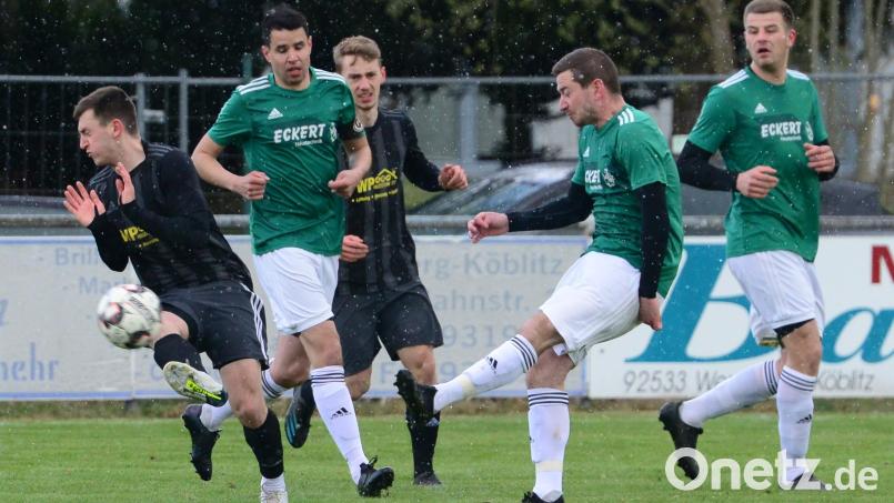 Die SV Grafenwöhr hat mit einem 2:0-Sieg beim FC Wernberg die alleinige Tabellenführung erobert. In dieser Szene schießt der Wernberger Andreas Lang Patryk Bytomski (SV Grafenwöhr) an. Bild: Mark