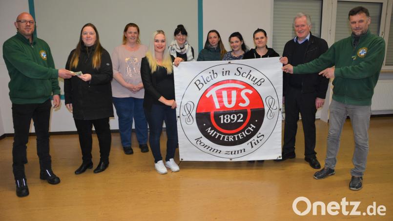 Bei einer Kuchen-Verkaufsaktion des TuS Mitterteich kamen 1500 Euro zusammen, die jetzt der Ukrainehilfe übergeben wurde. Mit im Bild ein Teil der fleißigen Bäckerinnen mit (von links) Robert Hoyer und Sandra Panitzek sowie (von rechts) Wolfgang Danler und TuS-Präsident Anton Bauernfeind. Bild: jr