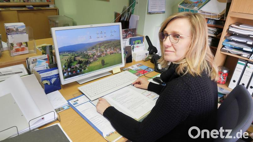 Dass die Heimat- und Wanderakademie Bayern Friedenfels als Schulungsort für eine zweiwöchige Ausbildung zum zertifizierten DWV-Wanderführer gewählt hat, freut Melanie Höfer (Bild), Leiterin der Tourist-Info. Bild: bsc