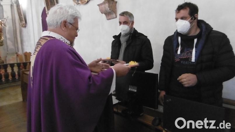 Pfarrer Arnold Pirner ehrt Bernhard Irlbacher und Georg Hirsch und dankt ihnen für ihr Engagement während der Pandemie. Bild: rgl