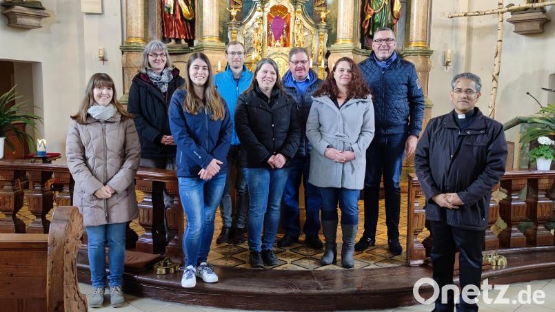 Neuer Pfarrgemeinderat (von links): Melanie Adam (Schriftführerin), Kerstin Schieder (Sprecherin), Nadja Budnik, Christian Konz, Anita Kick (stellv. Sprecherin), Klaus Ernstberger, Claudia Hösl, Marcus Bihler zusammen mit Pater Dr. James Mudakodil. Bild: Pfarrgemeinde Premenreuth/exb