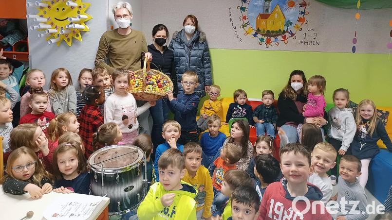 Die Mädchen und Jungen des katholischen Kindergartens „Johannes M. Vianney“ mit Leiter Sebastian Reil (hinten, links) und Erzieherin Svenja Horn (hinten, Vierte von rechts) freuten sich über den Besuch der FU-Vertreterinnen Ramona Wagner (hinten, Mitte) und Gabi Frank (hinten, rechts). Bild: Landgraf/exb