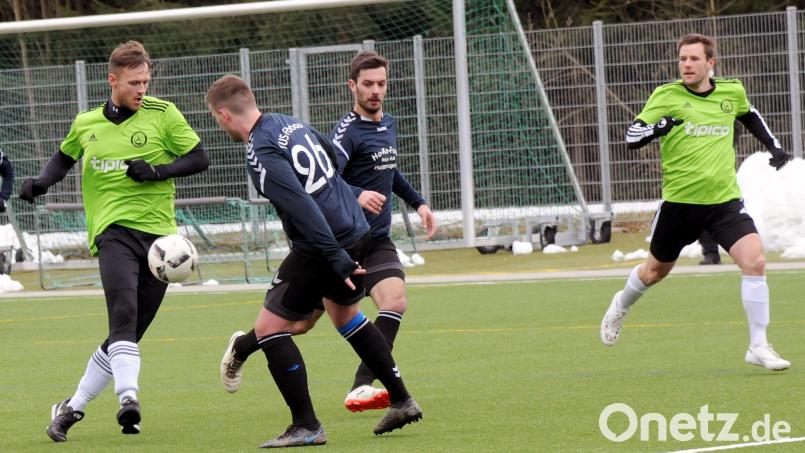 Der Mitterteicher Justin Göhlert (links) versucht, sich im Zweikampf gegen Gästespieler Fabian Weiß zu behaupten. Der SV Mitterteich II verlor unglücklich gegen den Tabellenführer SG Schwarzenbach/Förbau mit 1:2. Bild: chap