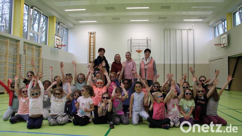 31 Mädchen verabschiedeten mit einem einstudierten Tanz Tanja Kippes (hinten, links), die nach 20 Jahren die Leitung der Turnstunde an ihre Tochter Johanne und Anna Bitterer (stehend, Zweite und Dritte von links) übergab. Großen Dank für ihr Engagement erhielt sie auch von DJK-Abteilungsleiterin Gymnasitk/Turnen, Renate Fukerider (stehend, rechts). Bild: prh